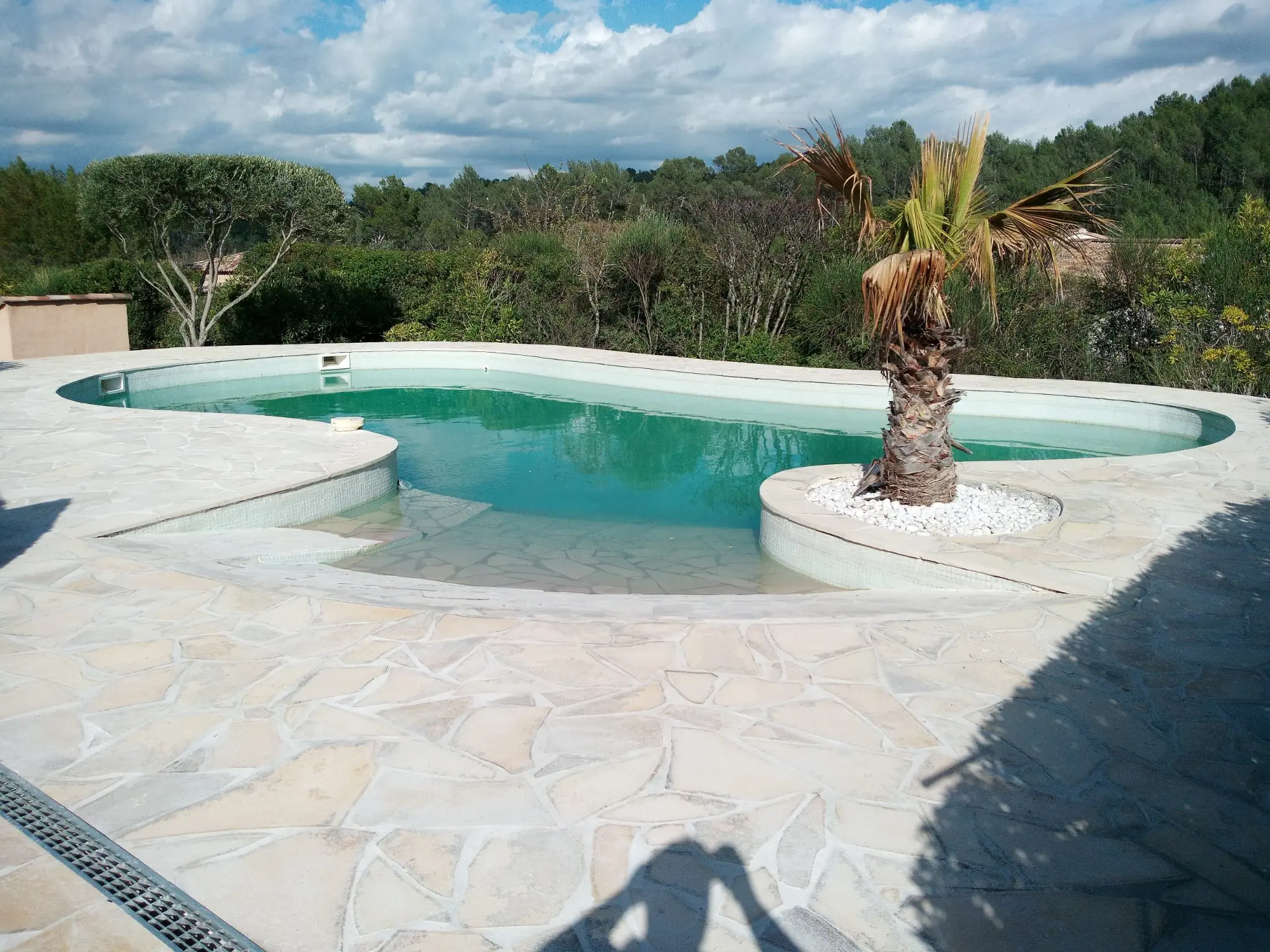 Construction d’une terrasse en pierre naturelle et plage de piscine par ETS Querol Construction d'une terrasse en pierre naturelle et plage de piscine par ETS Querol