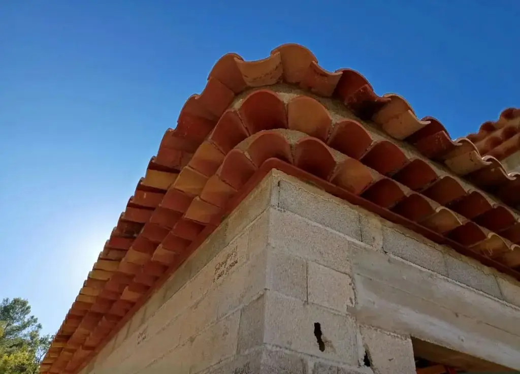 Construction de toitures avec génoises traditionnelles dans le Var
