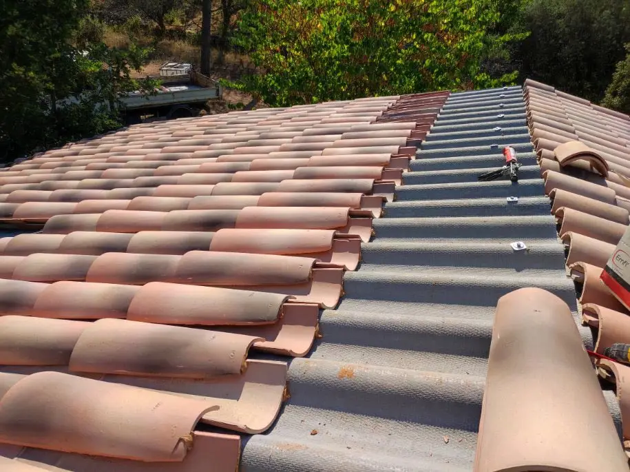 Pourquoi choisir une toiture en tuiles pour votre maison dans le Var ?