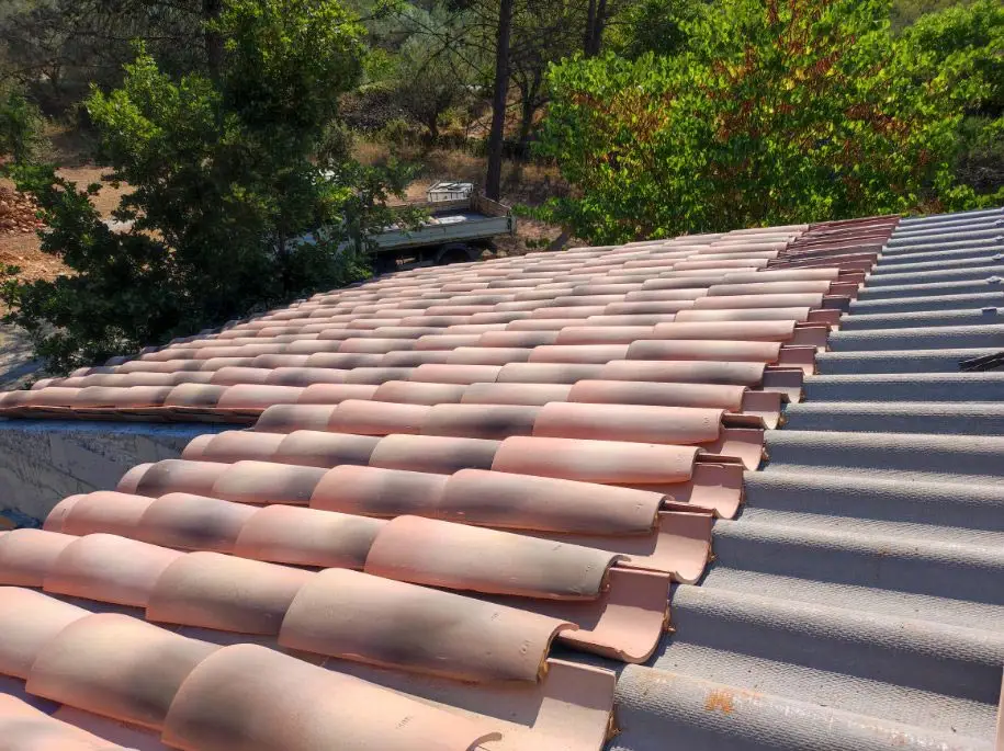 Pourquoi choisir une toiture en tuiles pour votre maison dans le Var ?