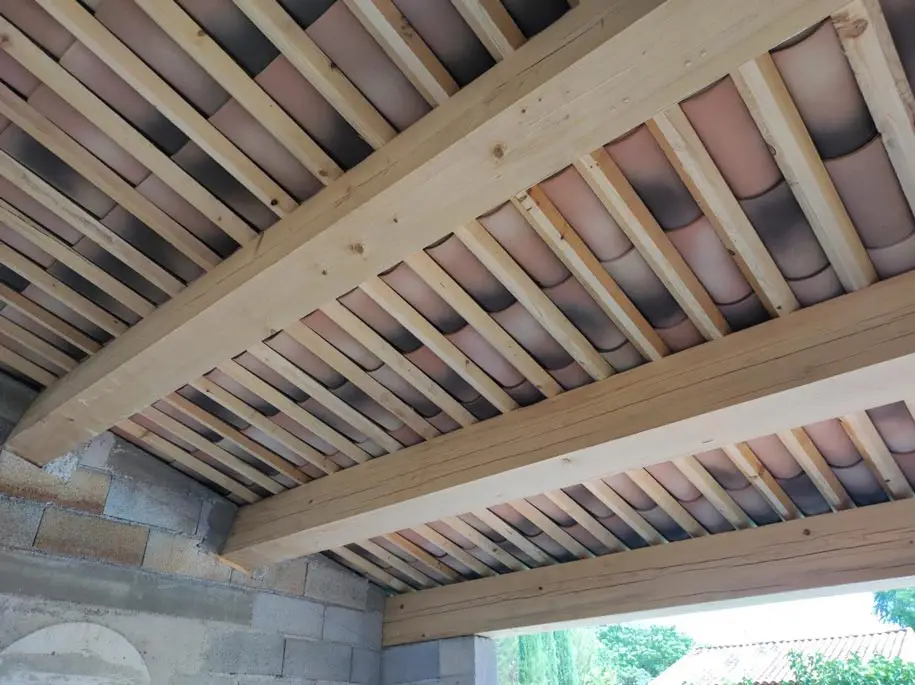 Pourquoi choisir une toiture en tuiles pour votre maison dans le Var ?