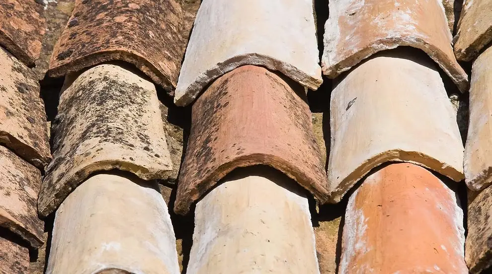 Entretenir sa toiture : conseils pratiques pour préserver votre maison dans le Var