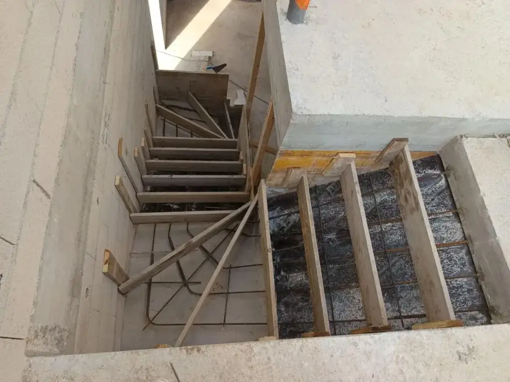Escalier en béton ou en bois : quel choix pour votre maison dans le Var ?