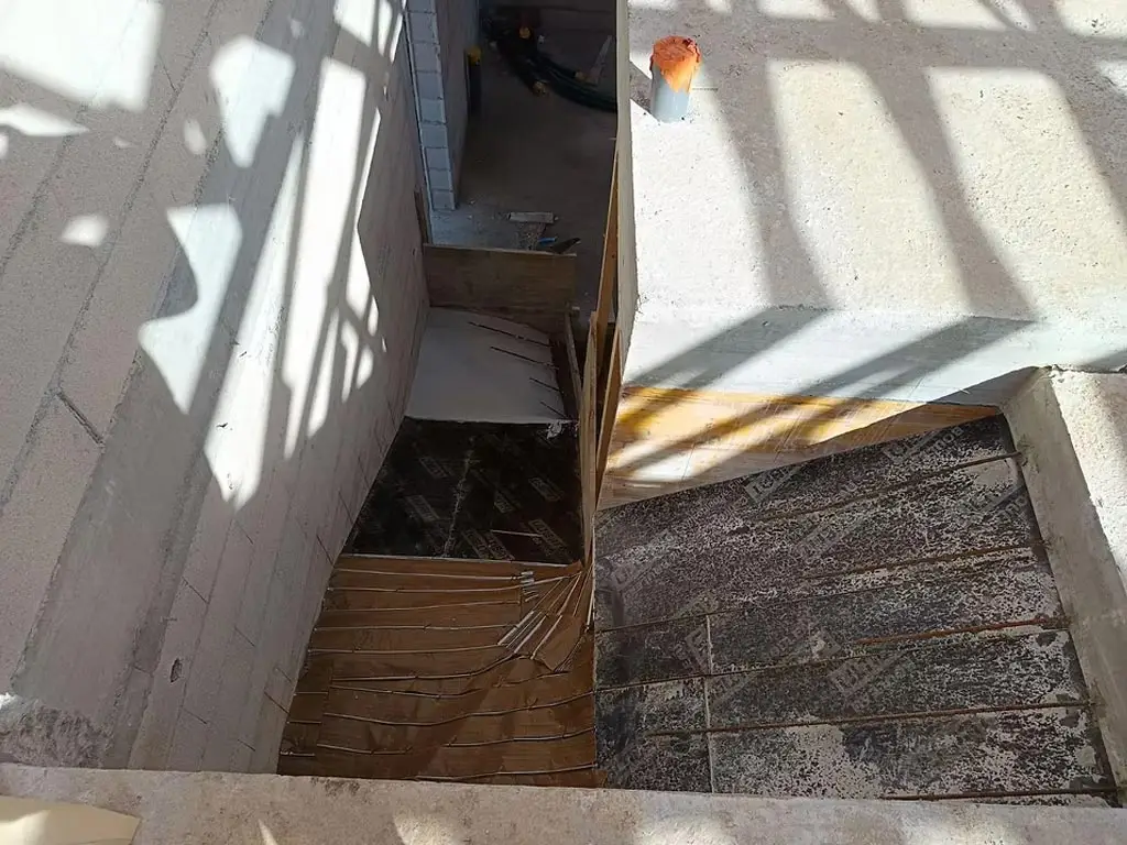 Escalier en béton ou en bois : quel choix pour votre maison dans le Var ?