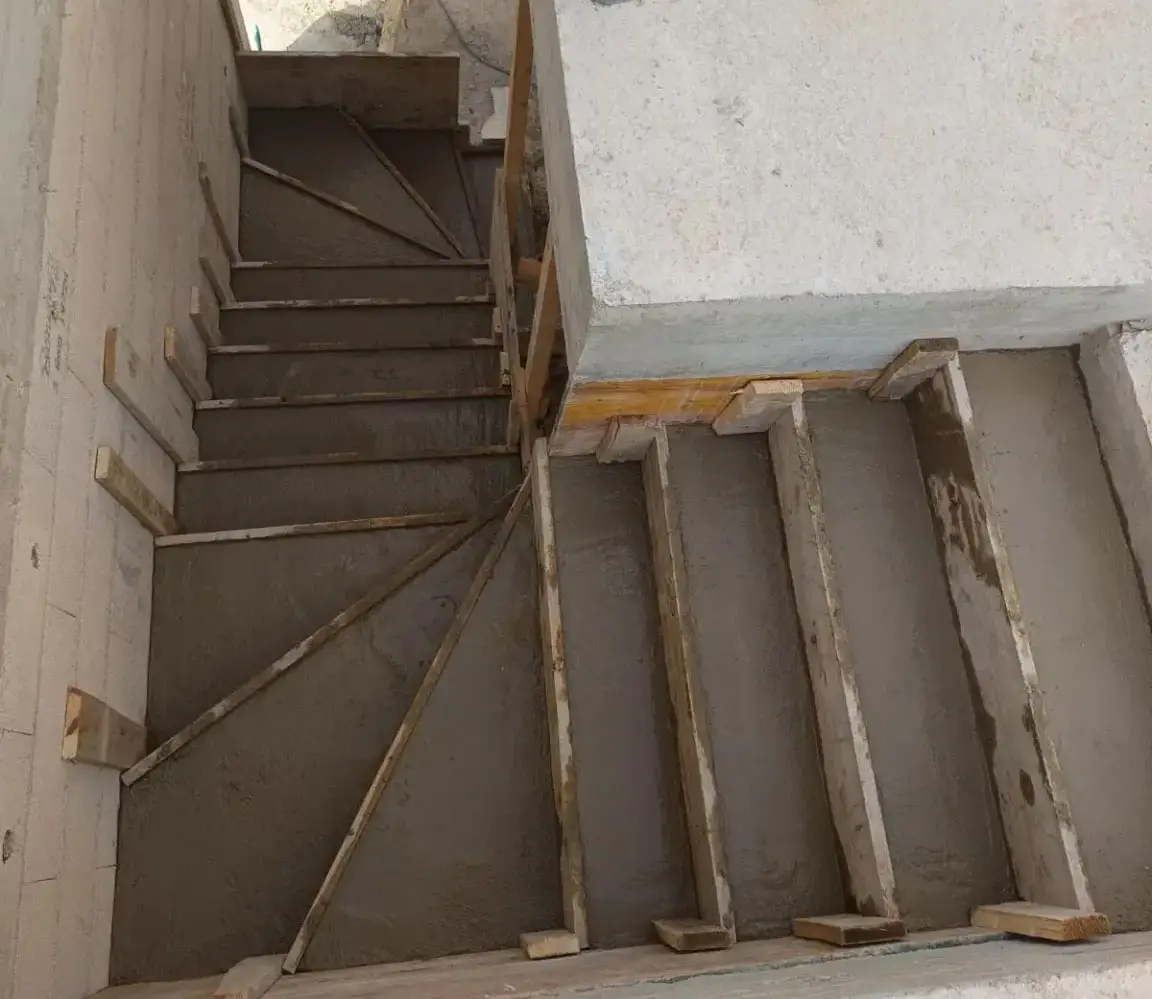 Escalier en béton ou en bois : quel choix pour votre maison dans le Var ?