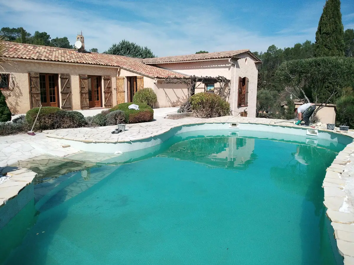 Construction d’une terrasse en carrelage et plage de piscine assortie au Thoronet
